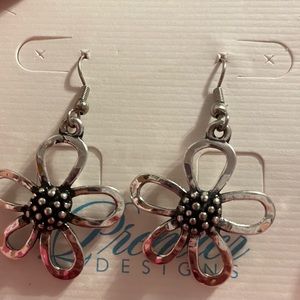 Premier Designs Miss Daisy Earrings! New in package!